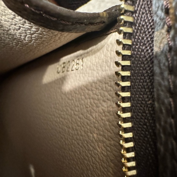 Louis Vuitton toiletry pouch 26 new never used - Picture 6 of 6